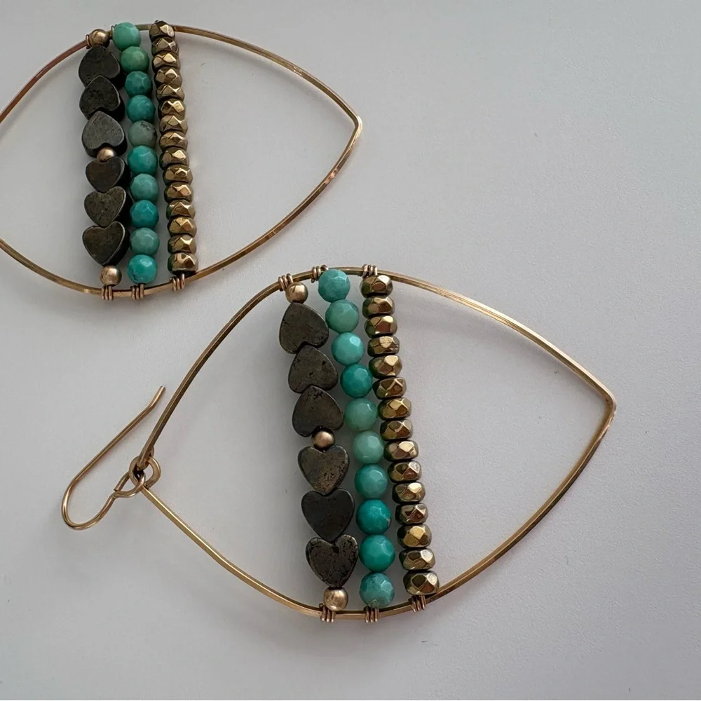 Gold and heart bead earrings - Picture 6 of 6